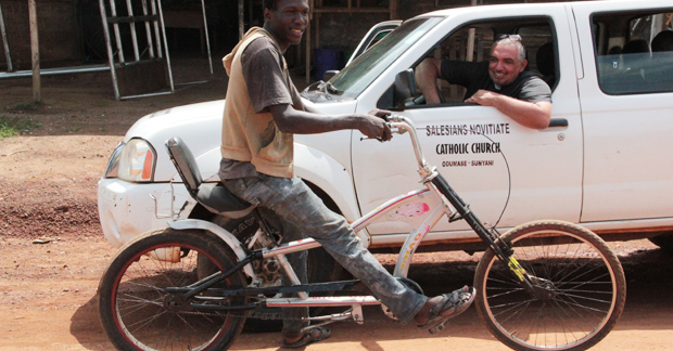 Peprah, un nigeriano rey de la chapa y pintura en Ghana