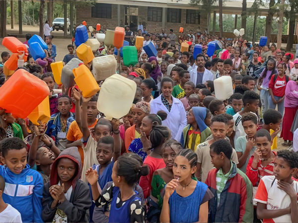 Agua para las familias en Adamitullo