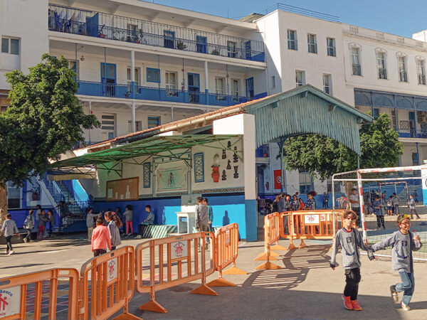 Instalación de paneles solares en el centro educativo de Túnez