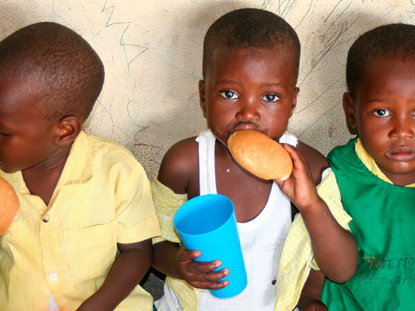 Alimentos para alumnos y familias en Haití