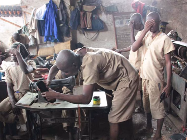 Atención a los menores en la cárcel de adultos de Sierra Leona